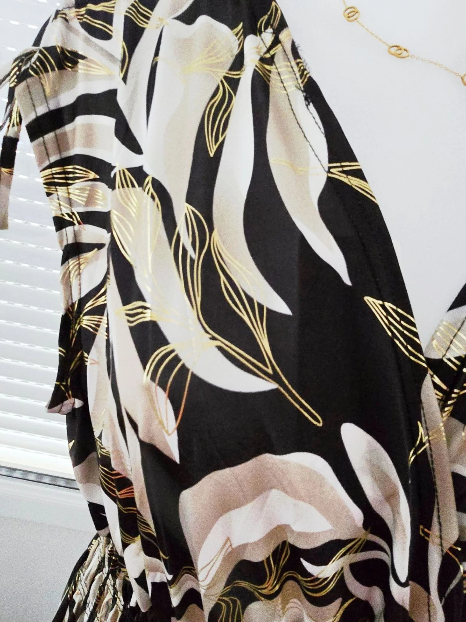 Robe magique noir beige blanc dorée  – photo 6